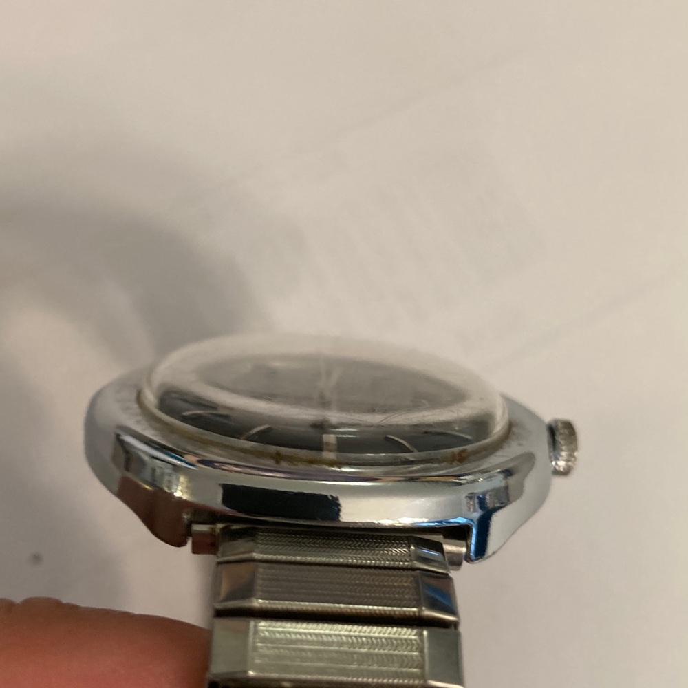 Vintage Timex watch, black dial, domed crystal, 2 straps, 1 leather, 1 stainless - Picture 9 of 17